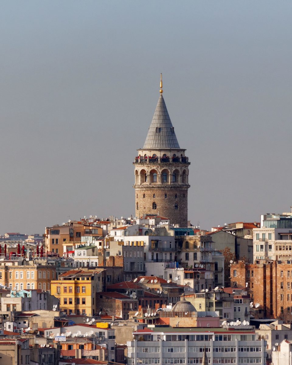 İstanbulda Qalata qülləsi və tarixi şəhər mənzərəsi